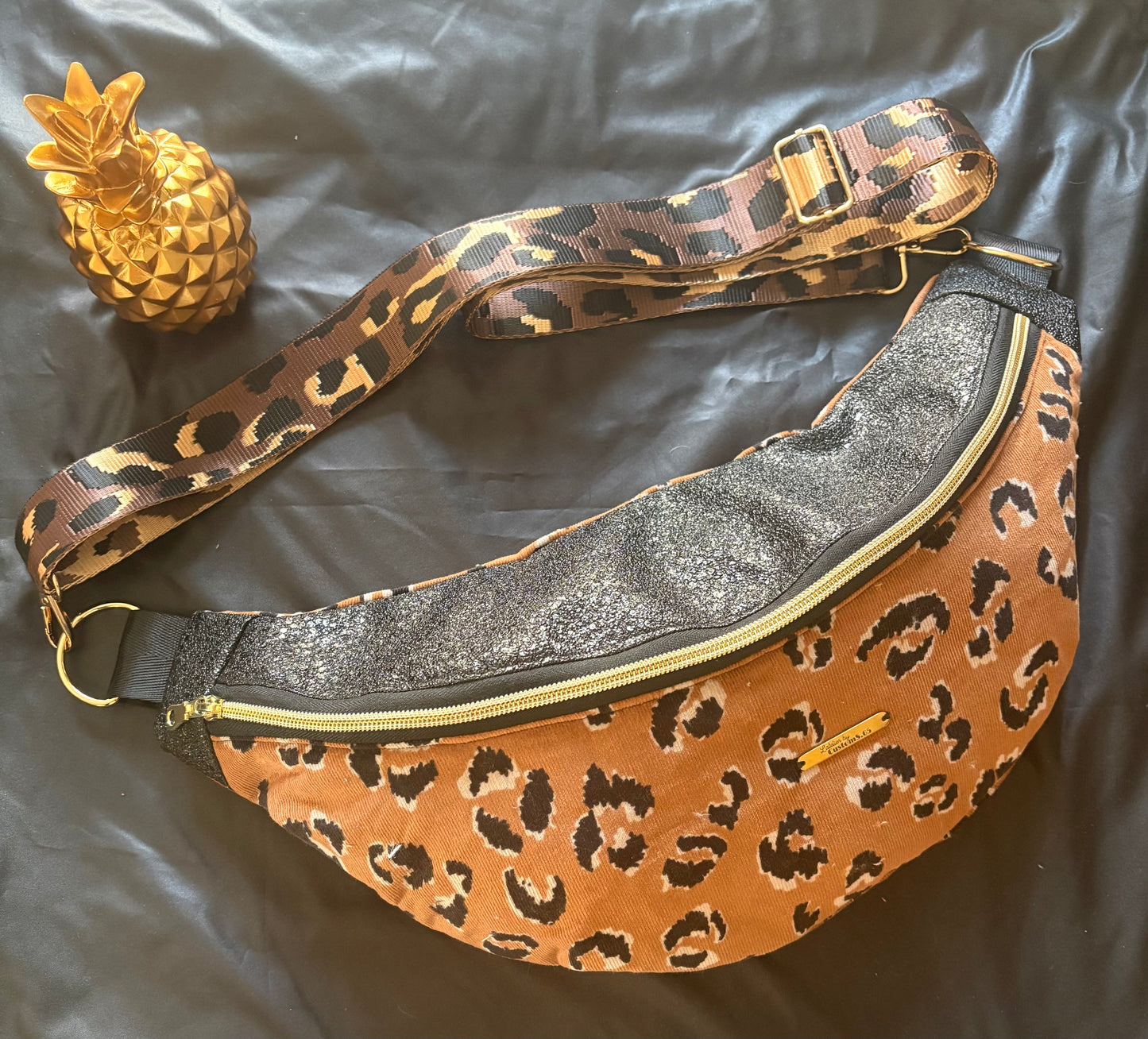Sac banane XXL velour côtelé léopard capot noir pailleté sangle léopard