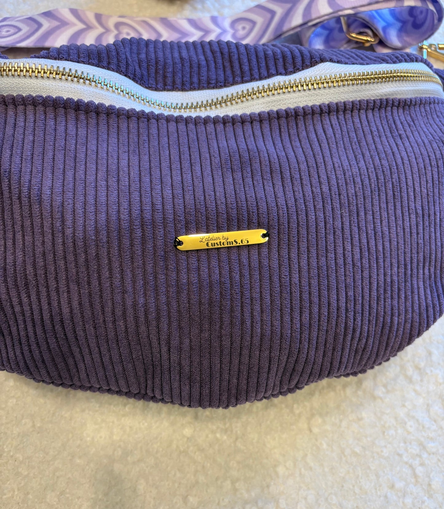 Sac banane XXL velour côtelé (fine côte) violet sangle coeur violette/blanche