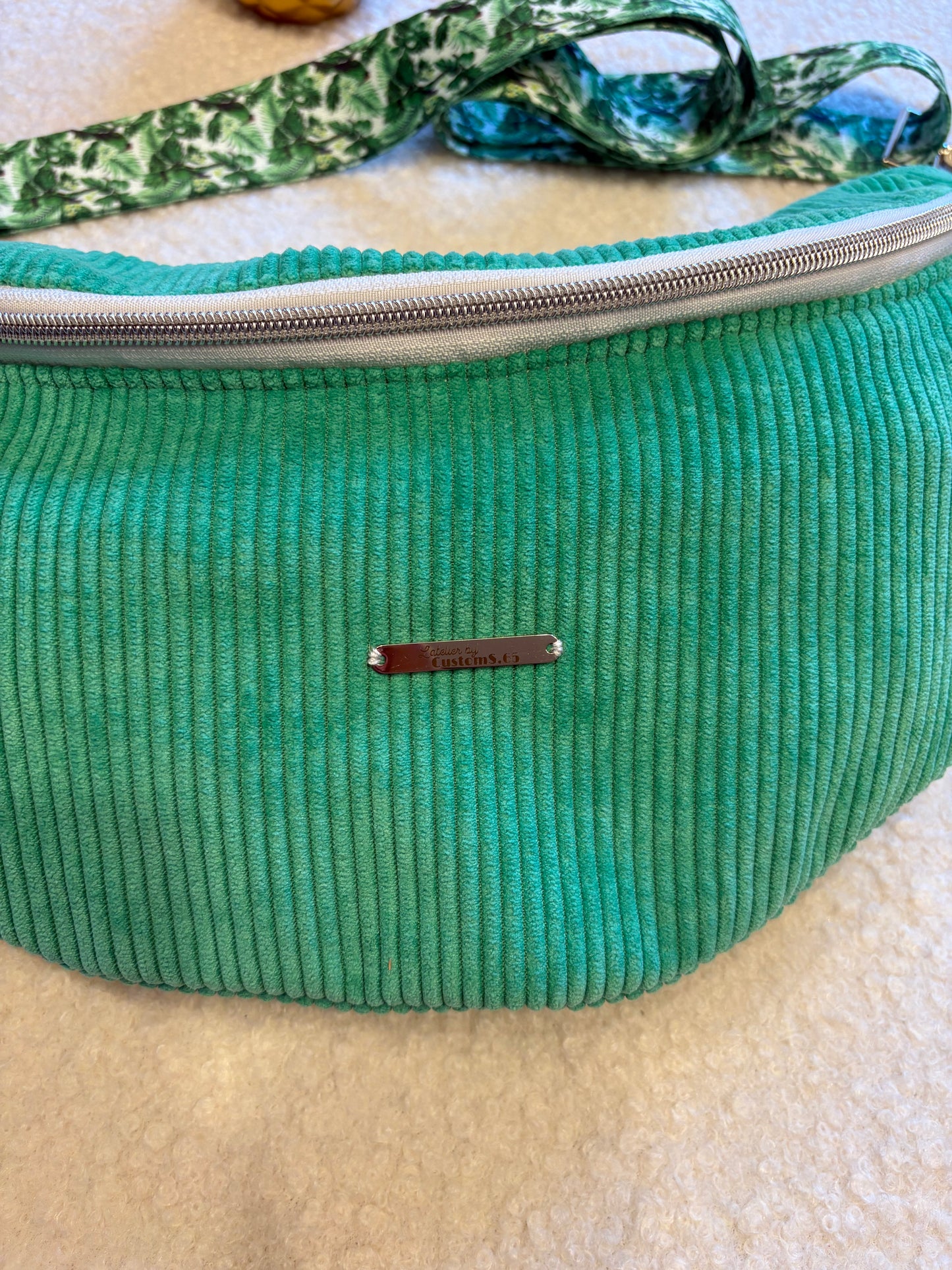 Sac banane XXL velour côtelé (fine côte) vert sangle fleurie verte
