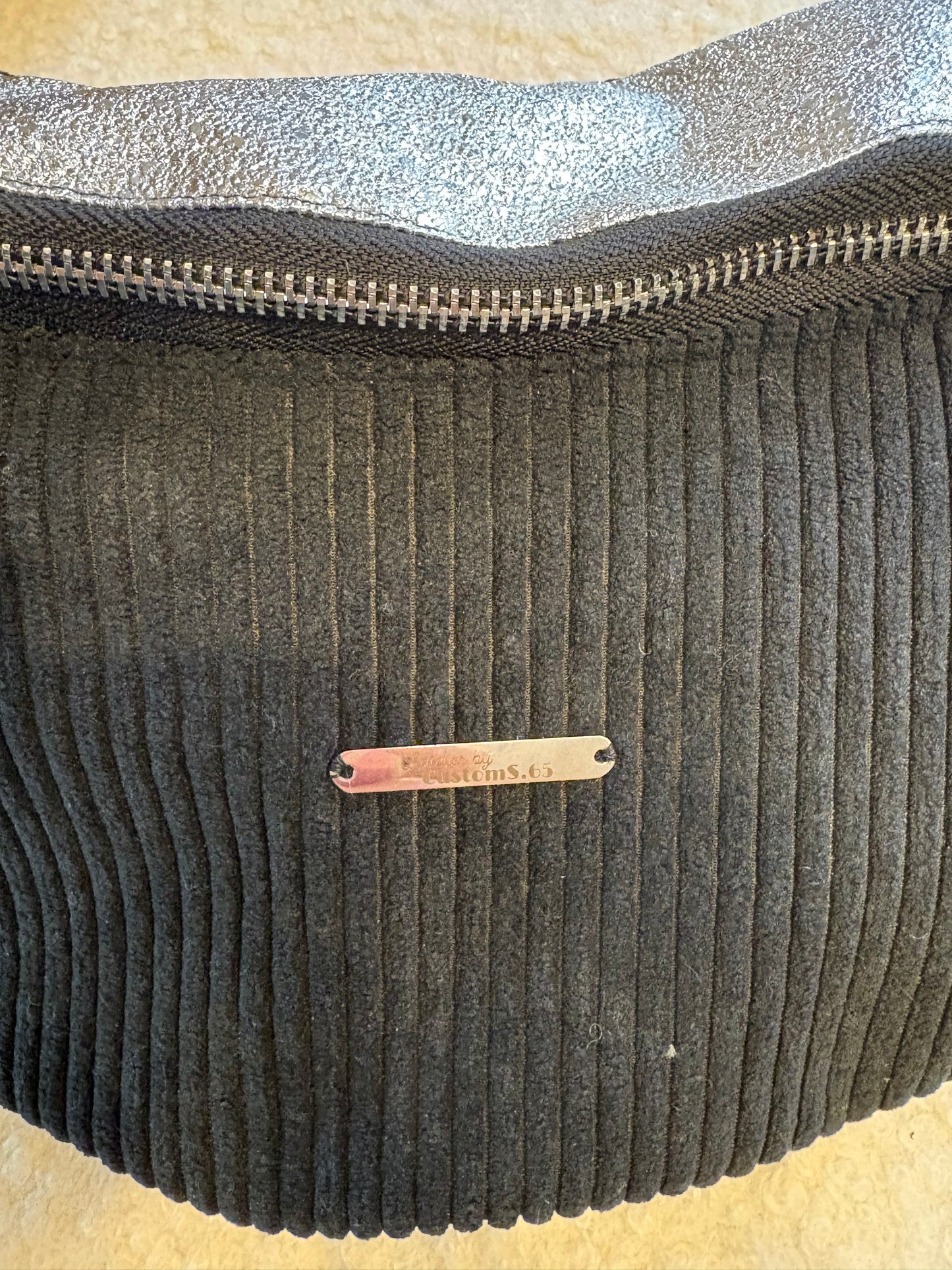 Sac banane XXL velour côtelé noir capot argenté sangle léopard grise