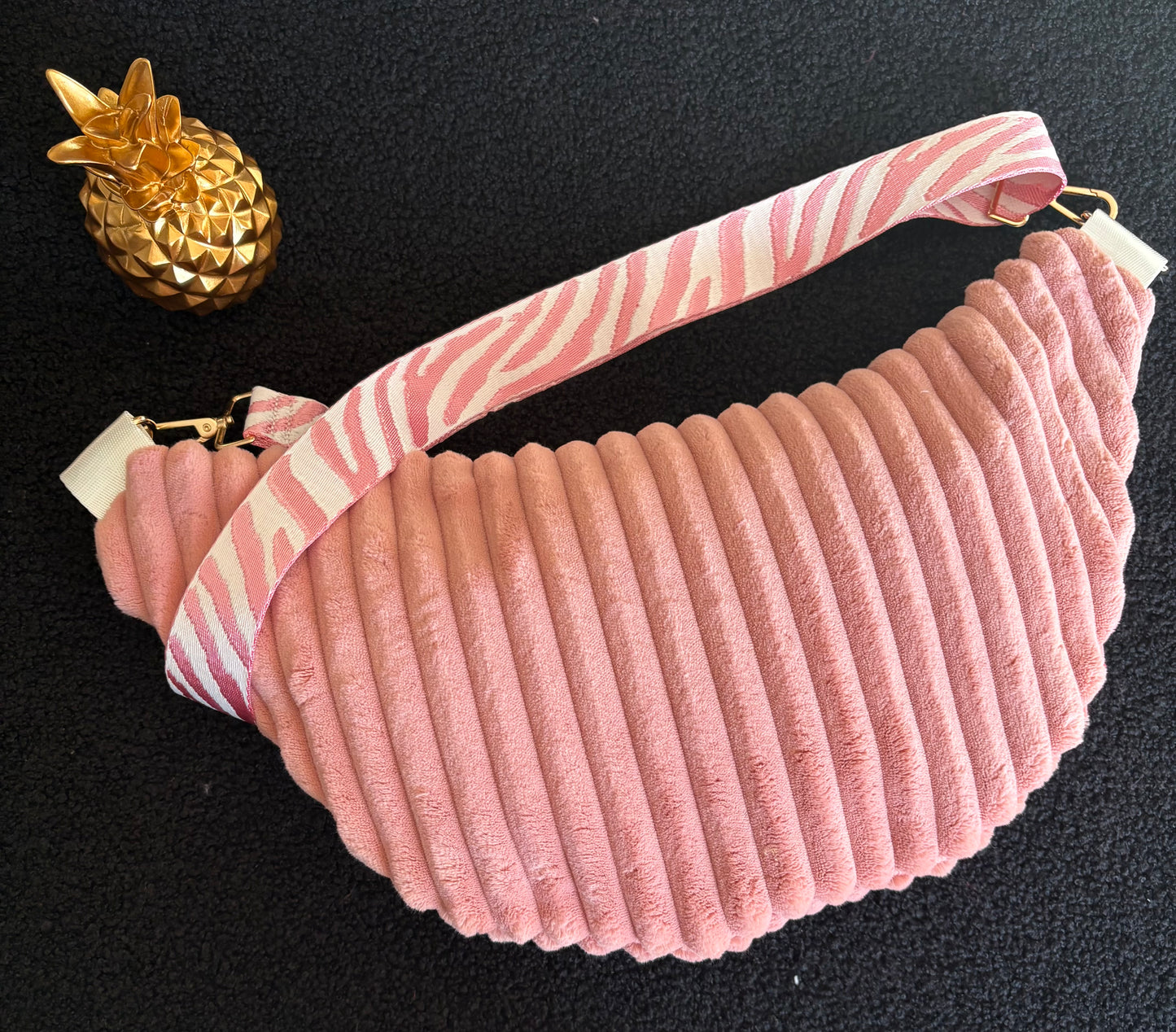 Sac banane XXL velour trés grosse côte rose pâle sangle rose et blanche