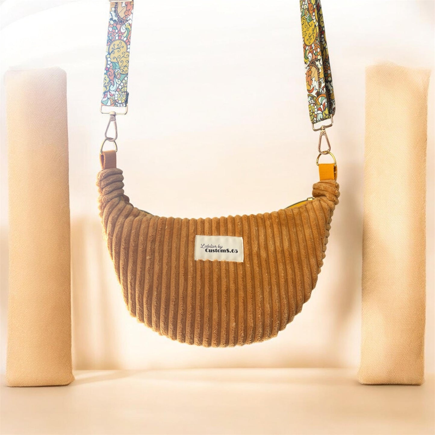 Sac demi-lune velour côtelé moutarde sangle assortie