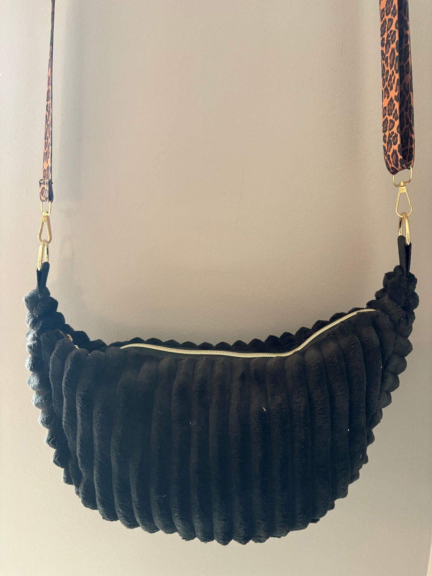 Sac demi-lune noir sangle léopard noir/doré
