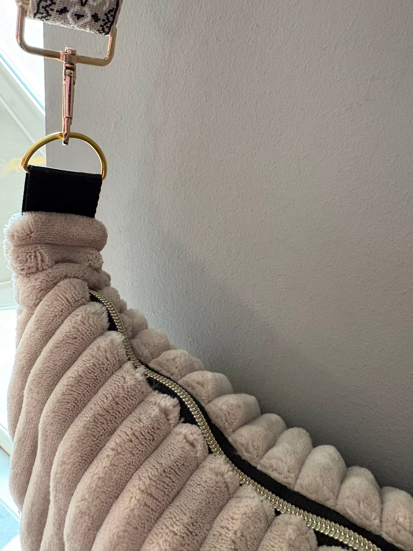 Sac demi-lune beige sangle beige et noire