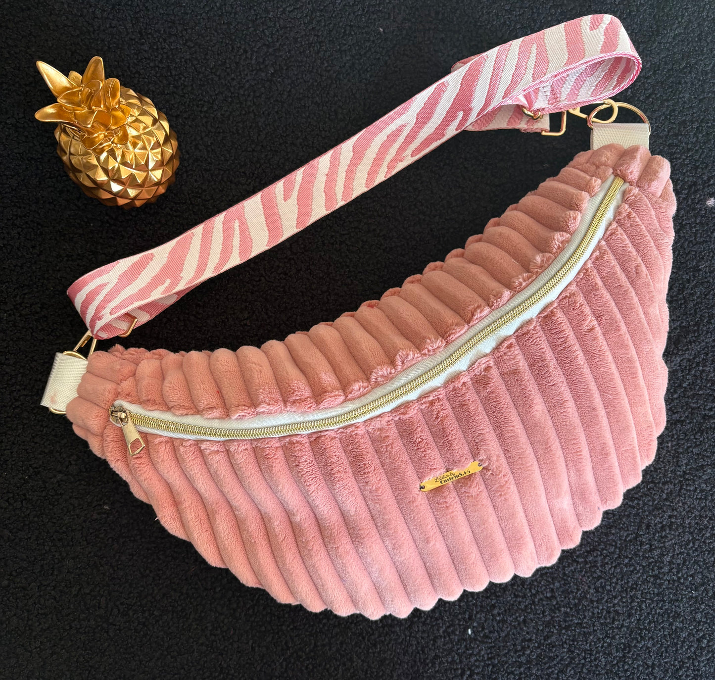 Sac banane XXL velour trés grosse côte rose pâle sangle rose et blanche