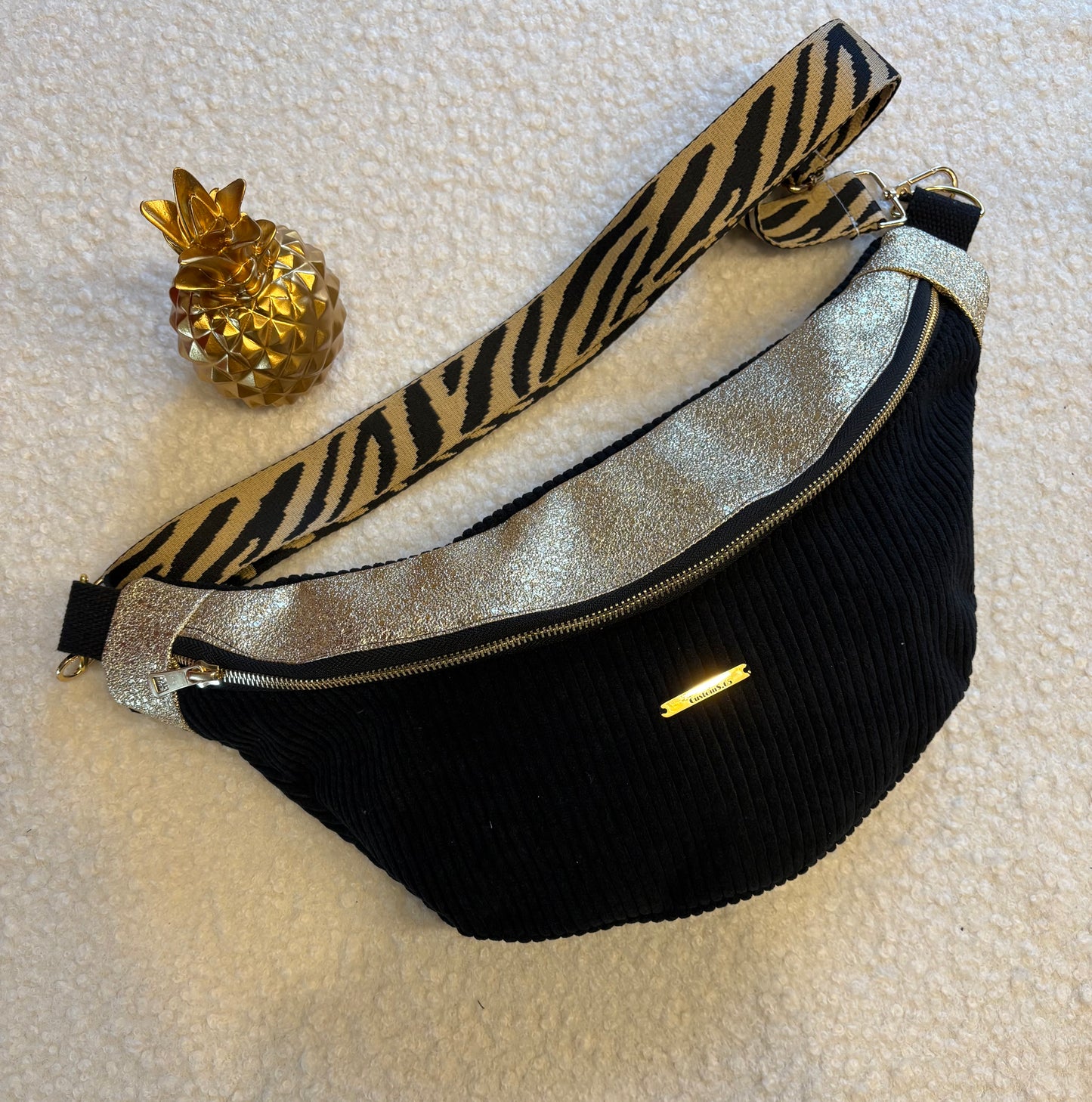 Sac banane XXL velour côtelé noir capot doré sangle zébrée