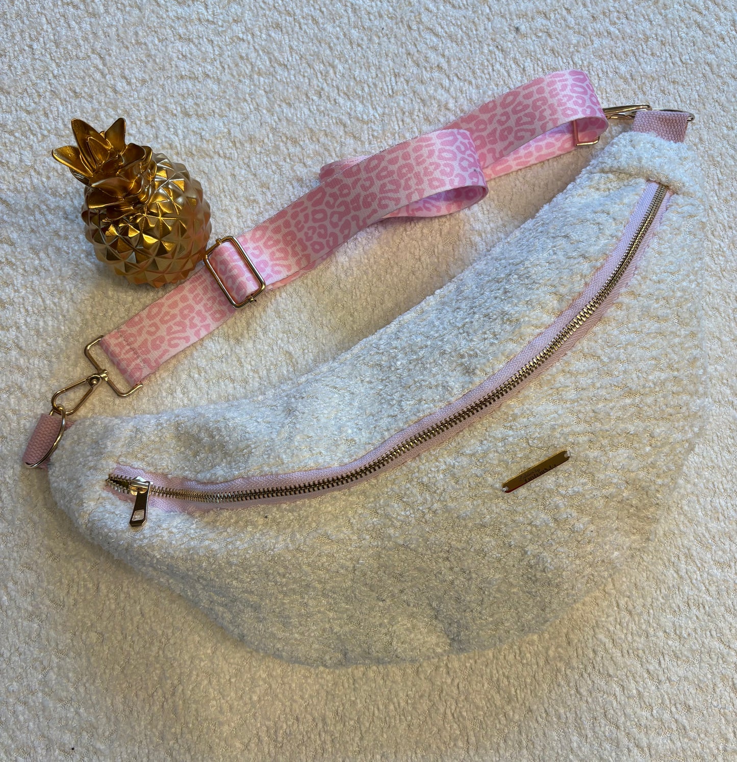 Sac banane moumoute blanche sangle léopard rose