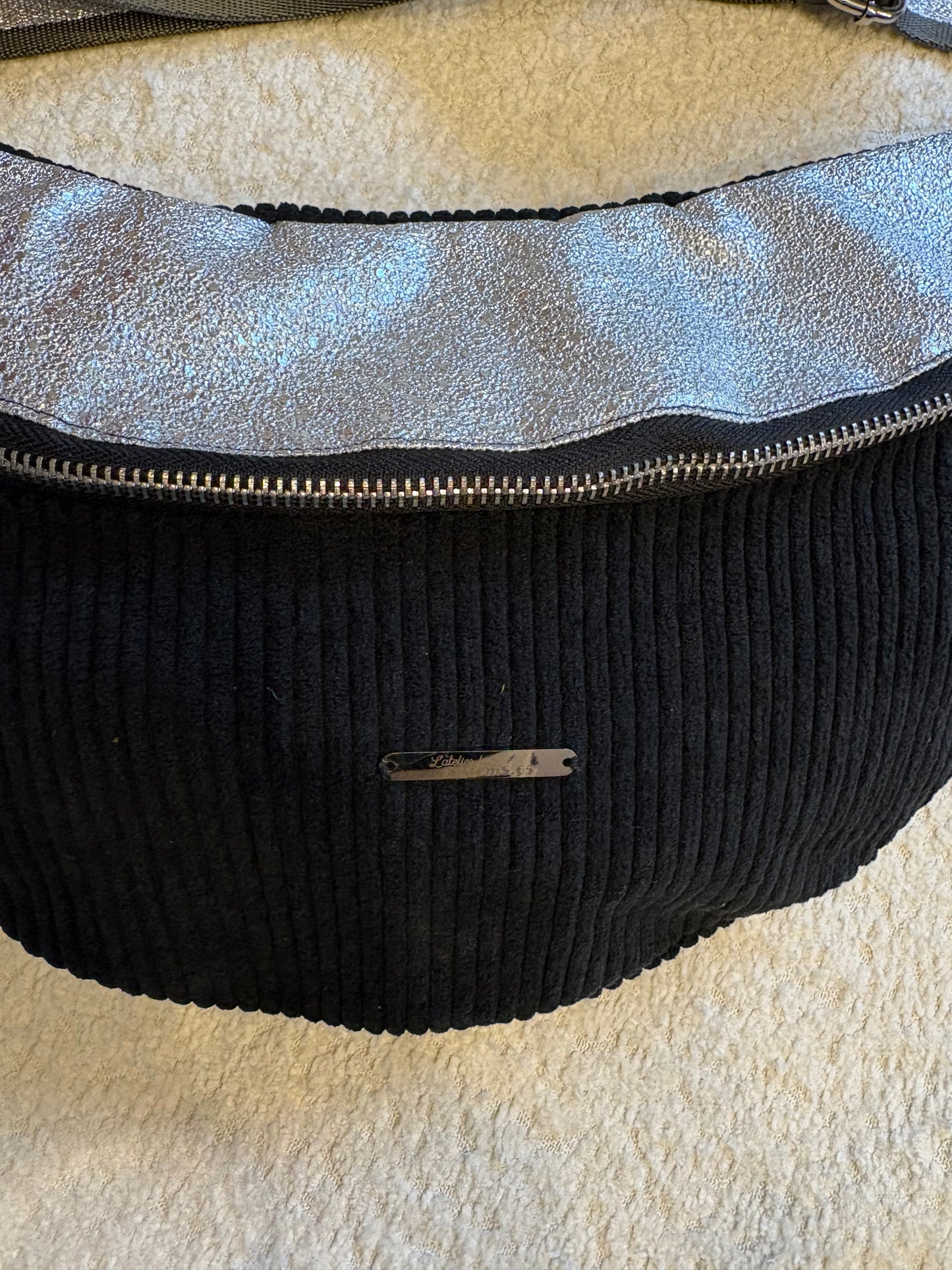 Sac banane fine côte noire capot argenté sangle noir/argent