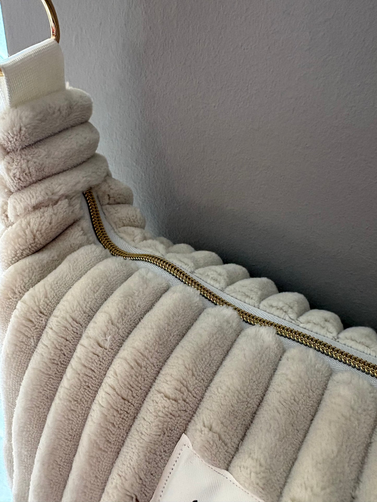 Sac demi-lune blanc cassé sangle dorée