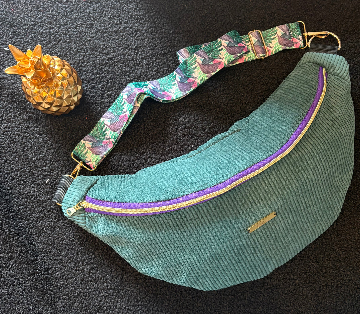 Sac banane XXL velour fine côte vert d'eau sangle fleurie