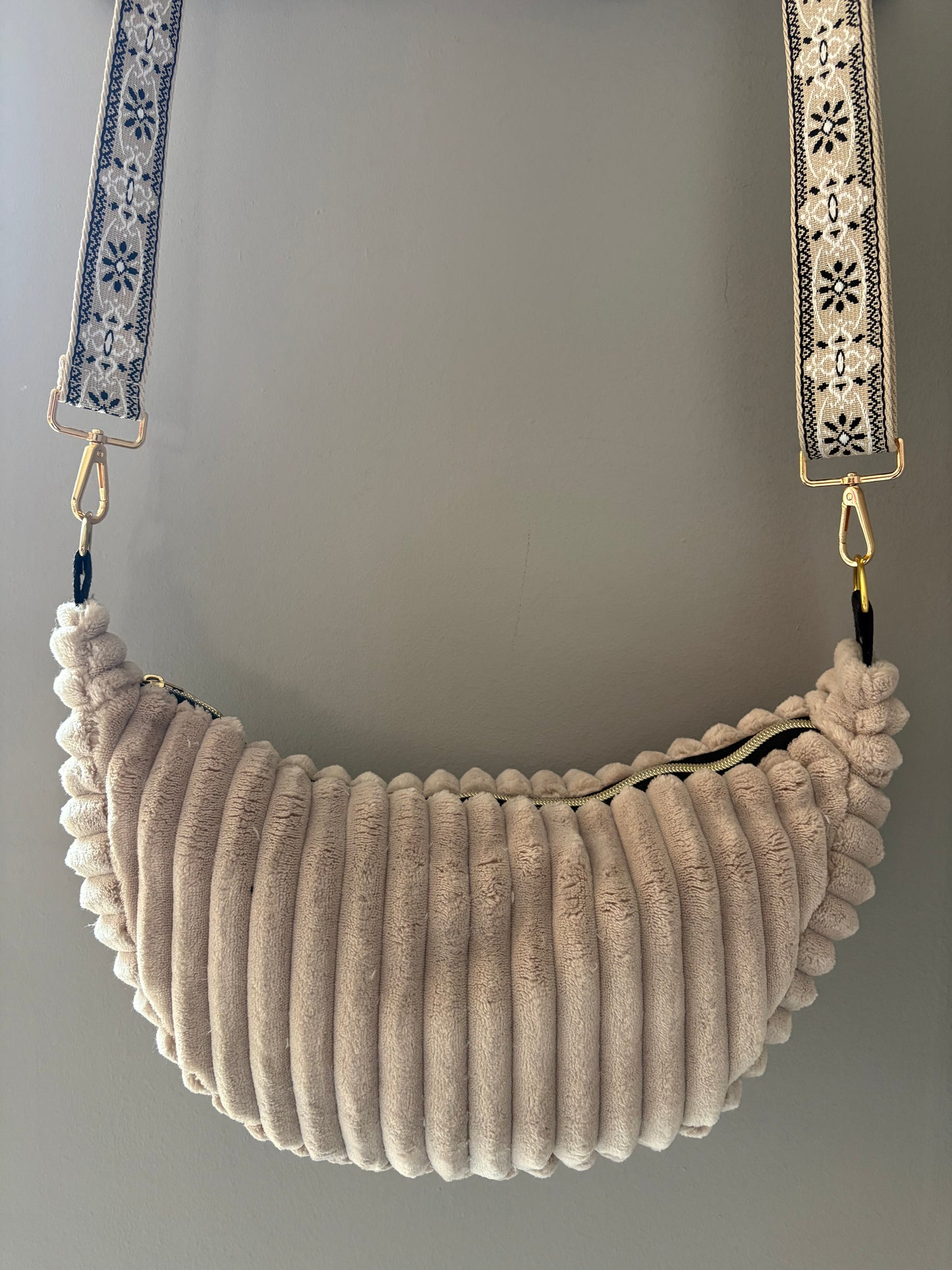 Sac demi-lune beige sangle beige et noire