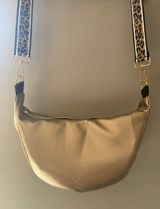 Sac demi-lune simili cuir bronze sangle léopard