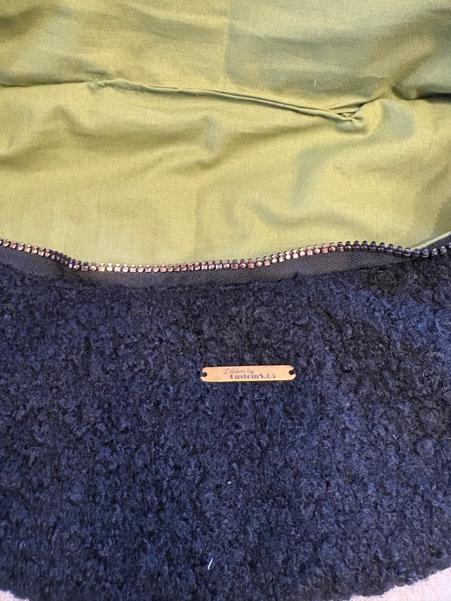 Sac banane XXL moumoute noire sangle noire et dorée