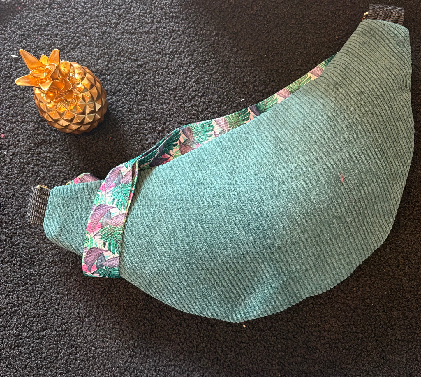 Sac banane XXL velour fine côte vert d'eau sangle fleurie