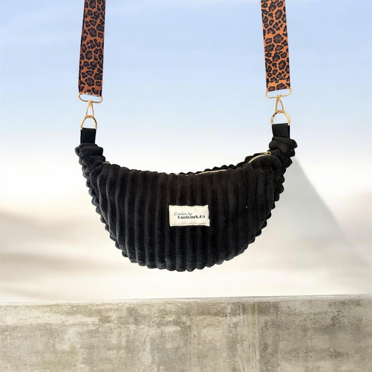 Sac demi-lune noir sangle léopard noir/doré
