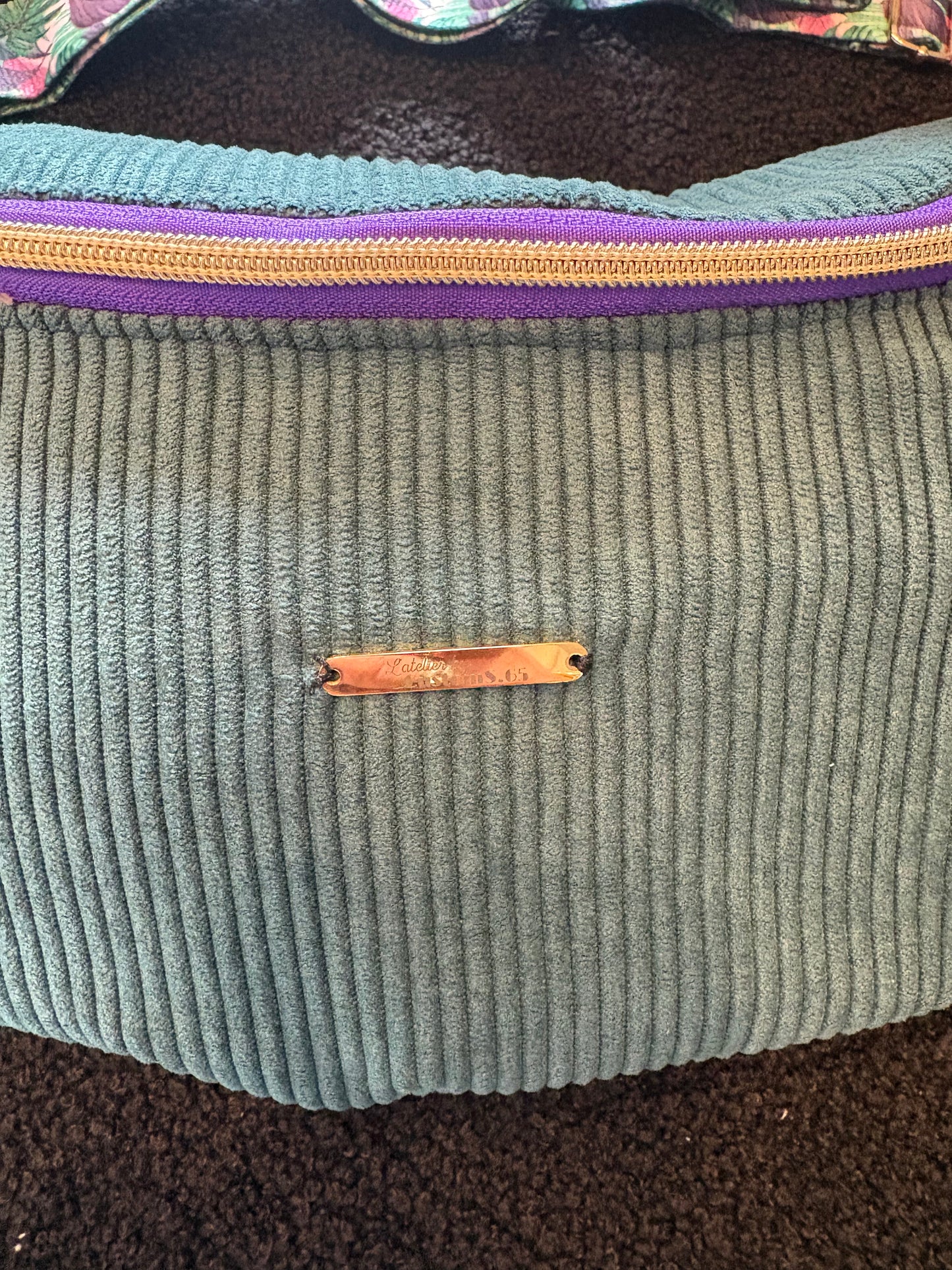 Sac banane XXL velour fine côte vert d'eau sangle fleurie