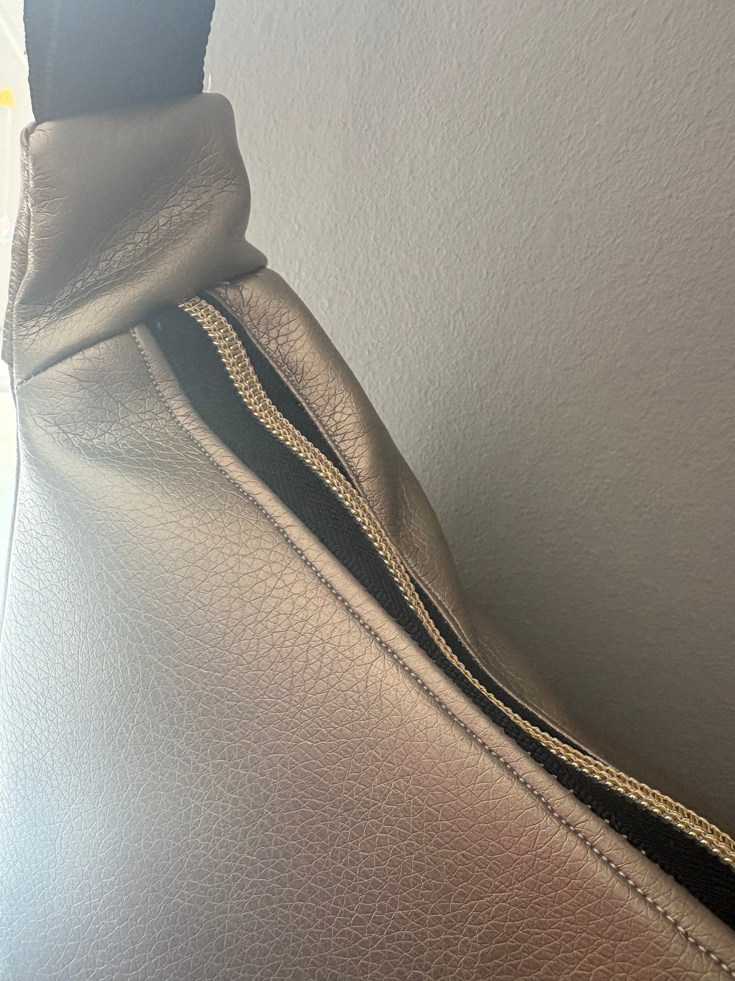 Sac demi-lune simili cuir bronze sangle léopard