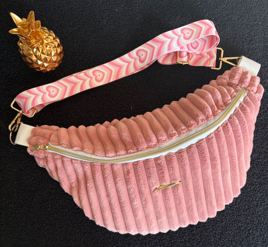 Sac banane XXL velour trés grosse côte rose pâle sangle coeur rose et blanche