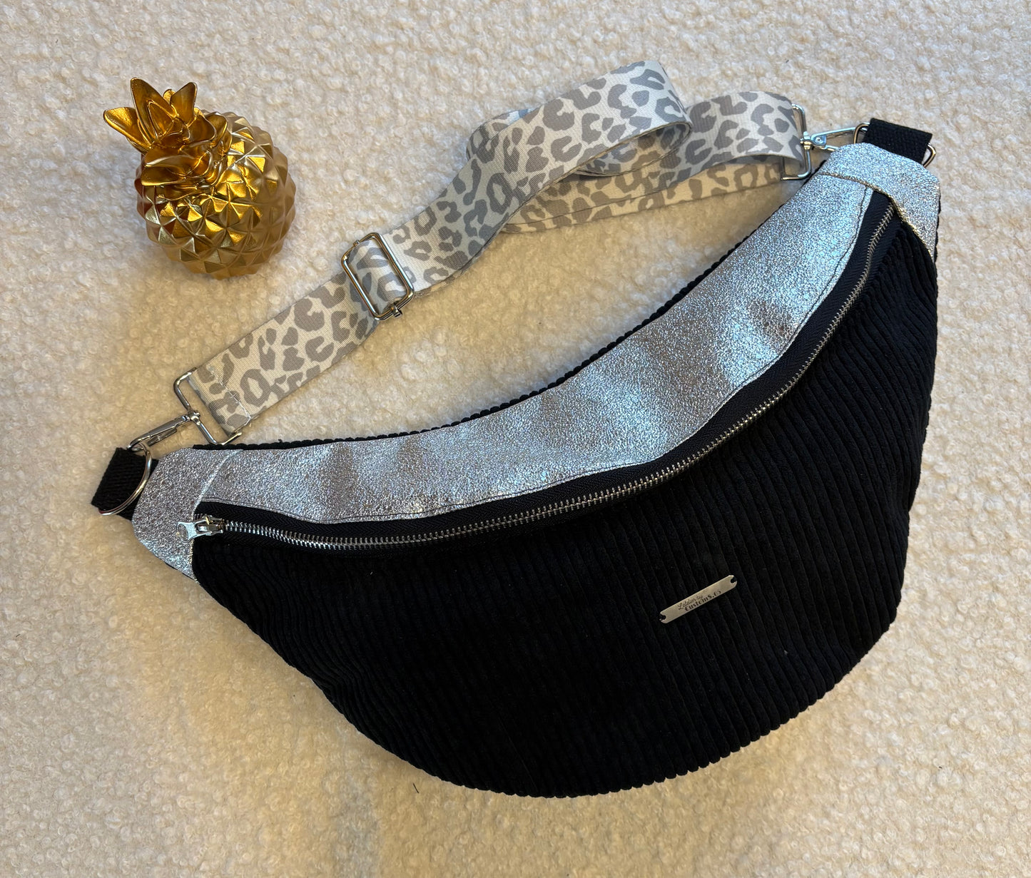 Sac banane XXL velour côtelé noir capot argenté sangle léopard grise
