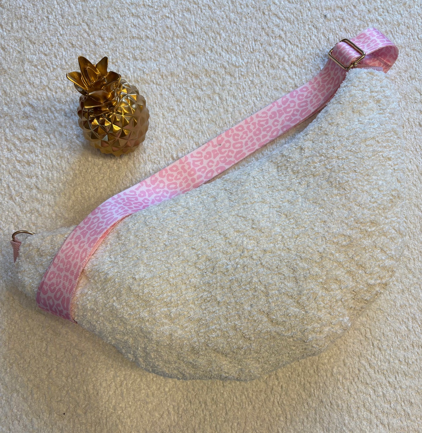 Sac banane moumoute blanche sangle léopard rose