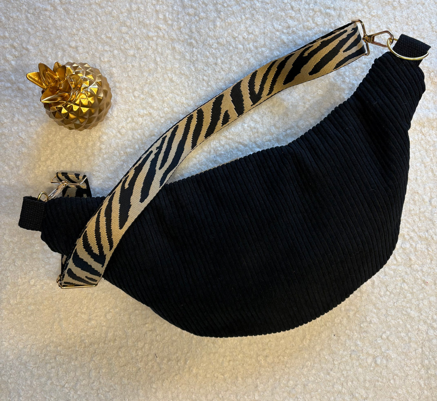 Sac banane XXL velour côtelé noir capot doré sangle zébrée