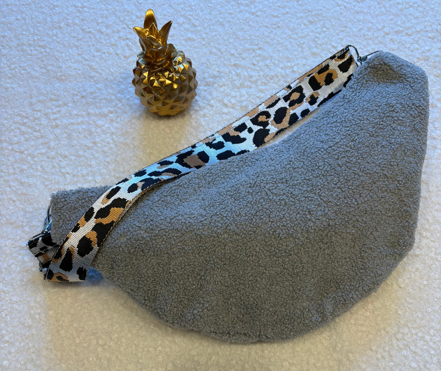 Sac banane XXL moumoute gris sangle léopard argentée