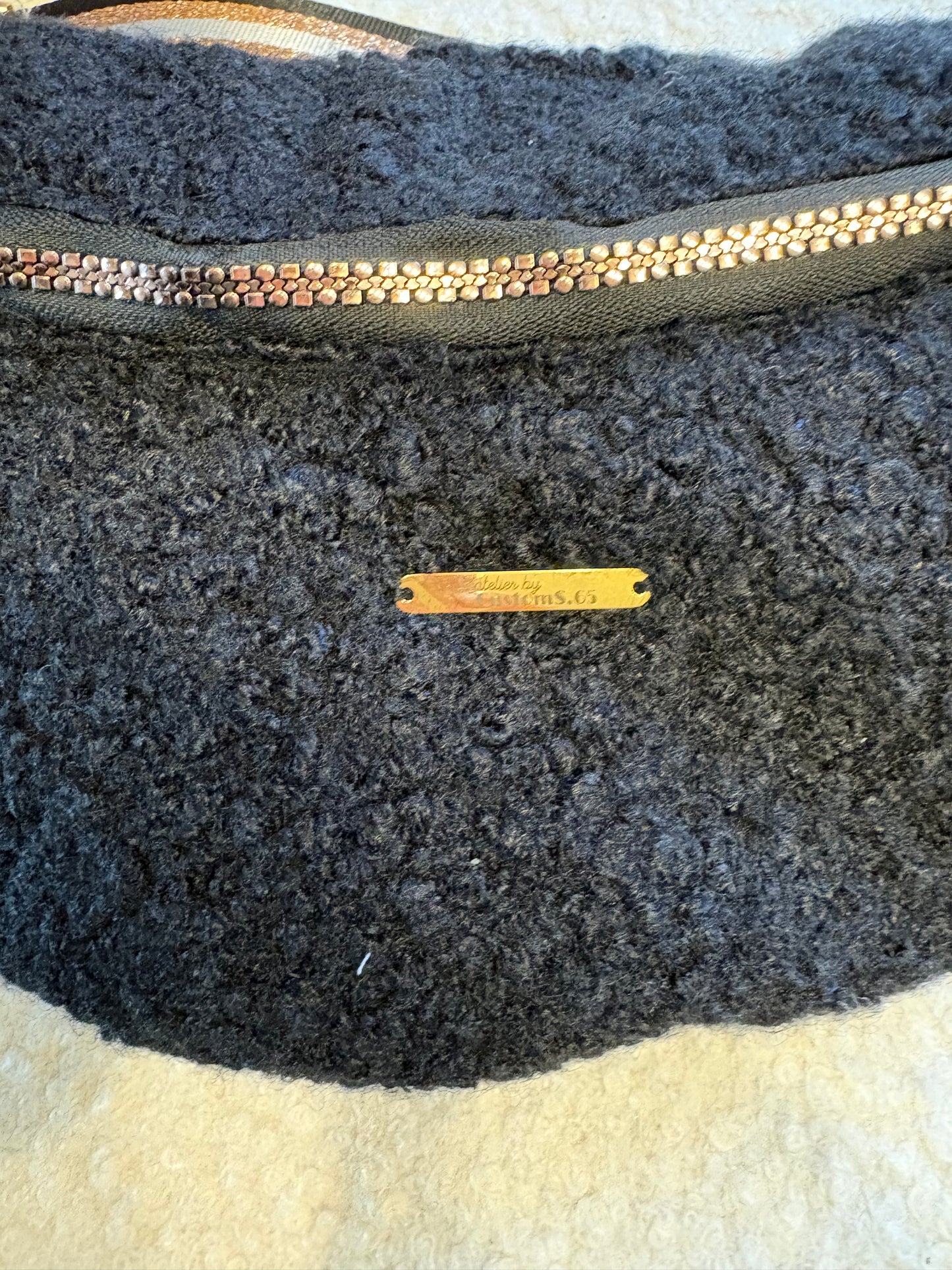 Sac banane XXL moumoute noire sangle noire et dorée