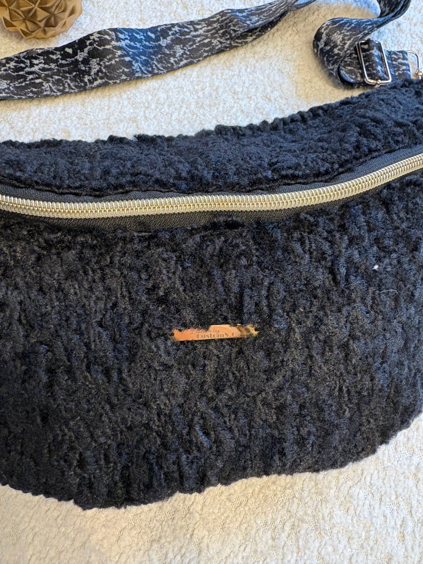 Sac banane moumoute noire sangle noire et blanche