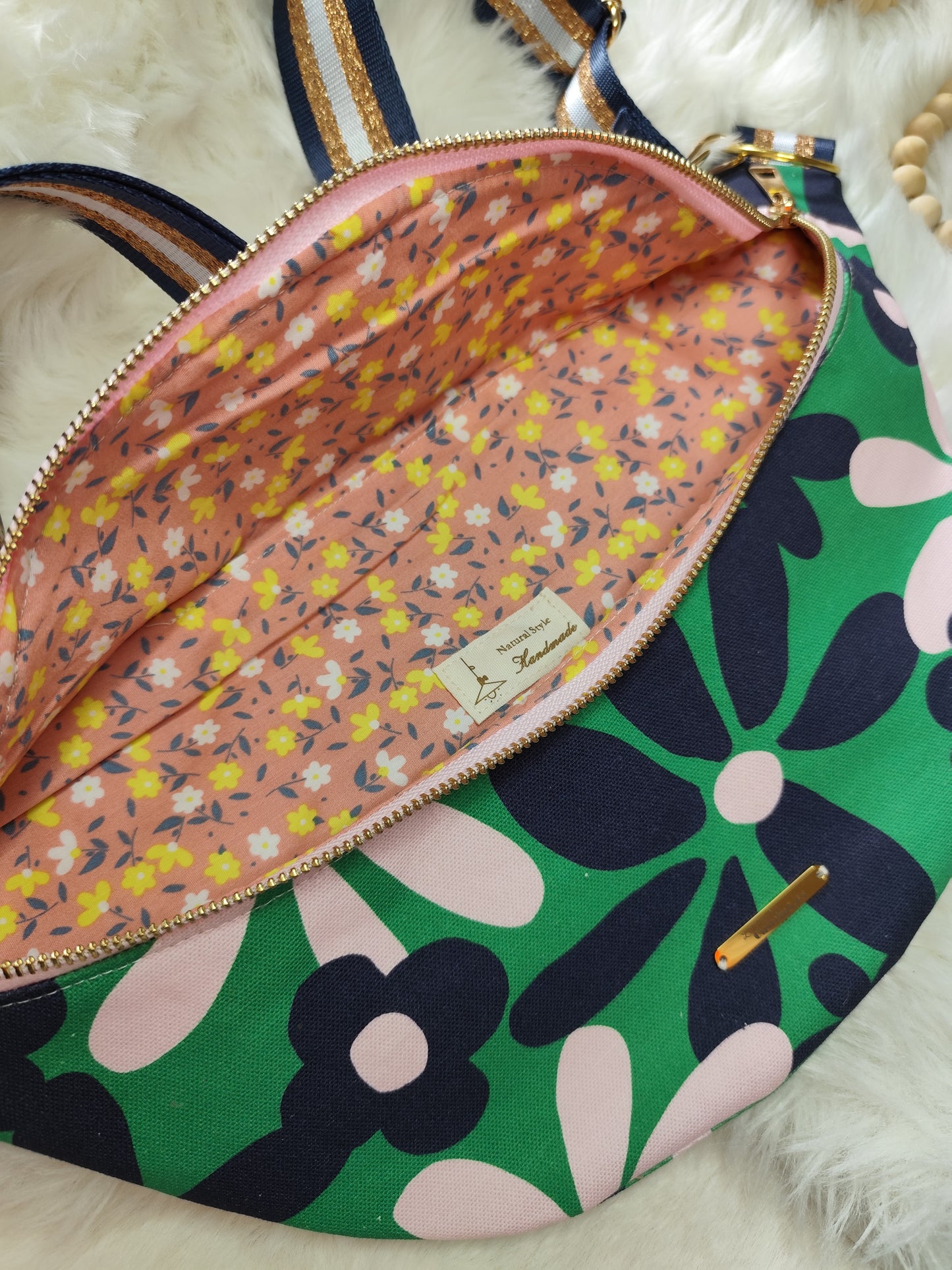 Sac banane motif fleuri vert bleu rose capot nid d'abeilles rose clair