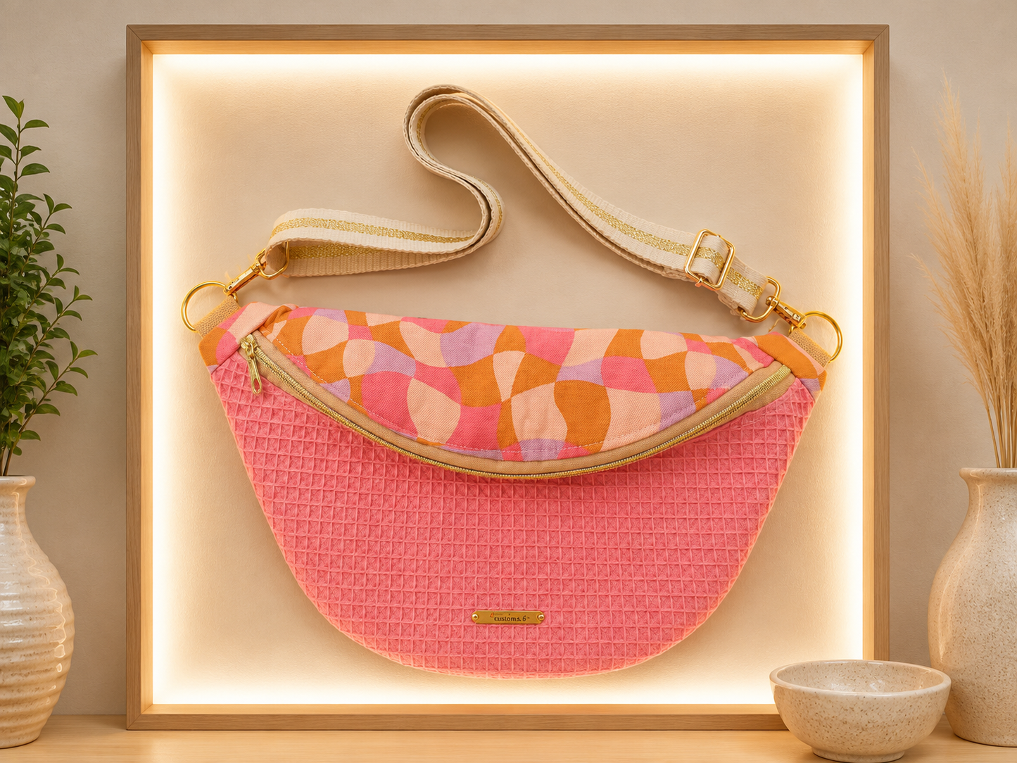 Sac banane nid d'abeilles rose corail capot motif géométrique