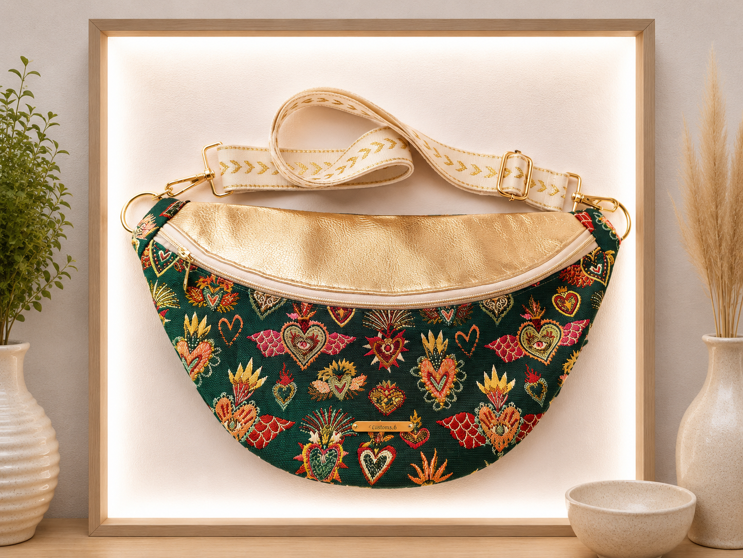 Sac banane coeur sacré vert capot cuir vegan or détail blanc écru