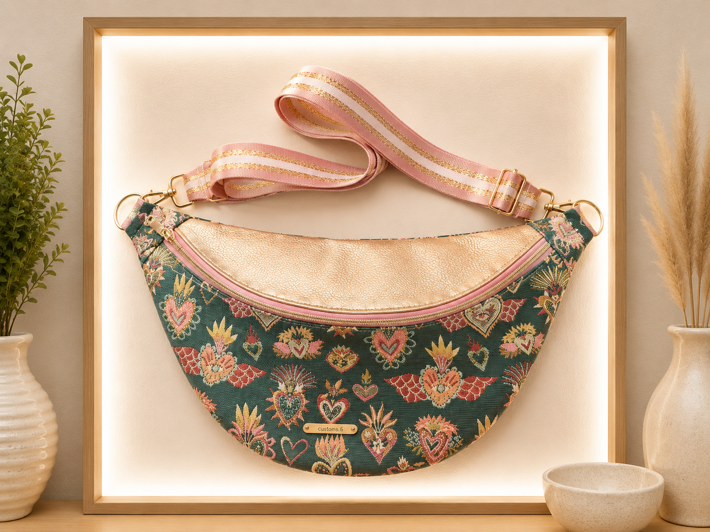 Sac banane coeur sacré vert capot cuir vegan or détail blanc vieux rose