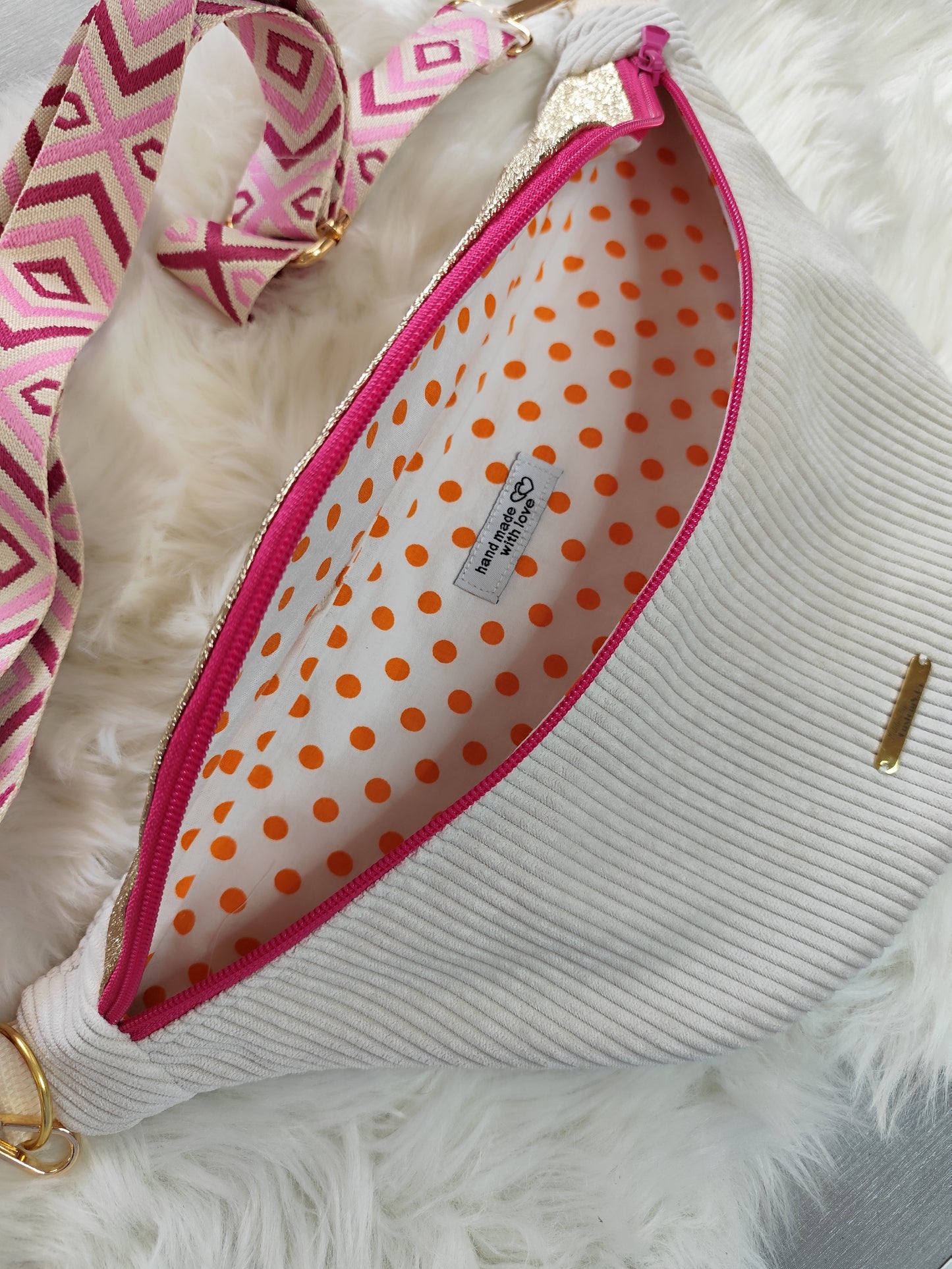 Sac banane velour côtelé crème capot cuir vegan doré détail rose fushia