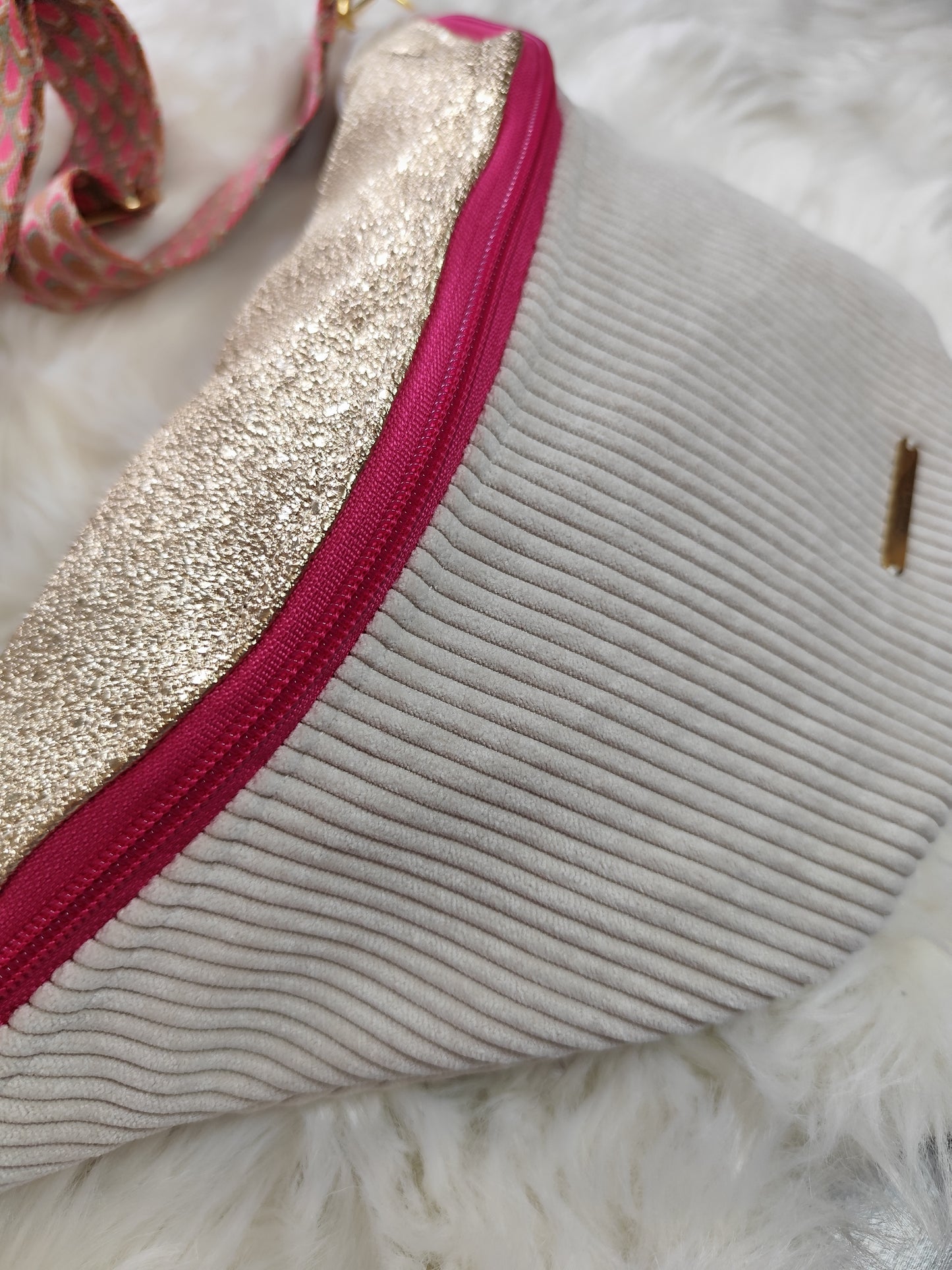 Sac banane velour côtelé crème capot cuir vegan doré détail rose fushia