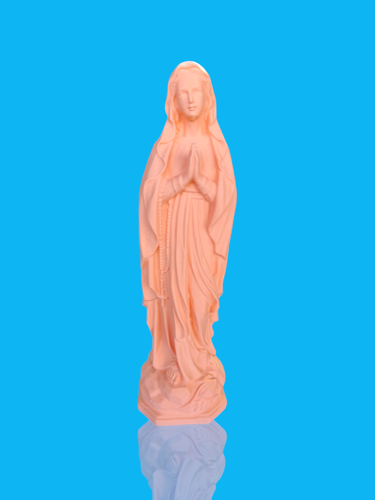 Statue pop vierge Marie pêche