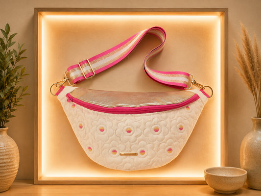Sac banane matelassé fleur écru capot cuir vegan doré sangle fushia