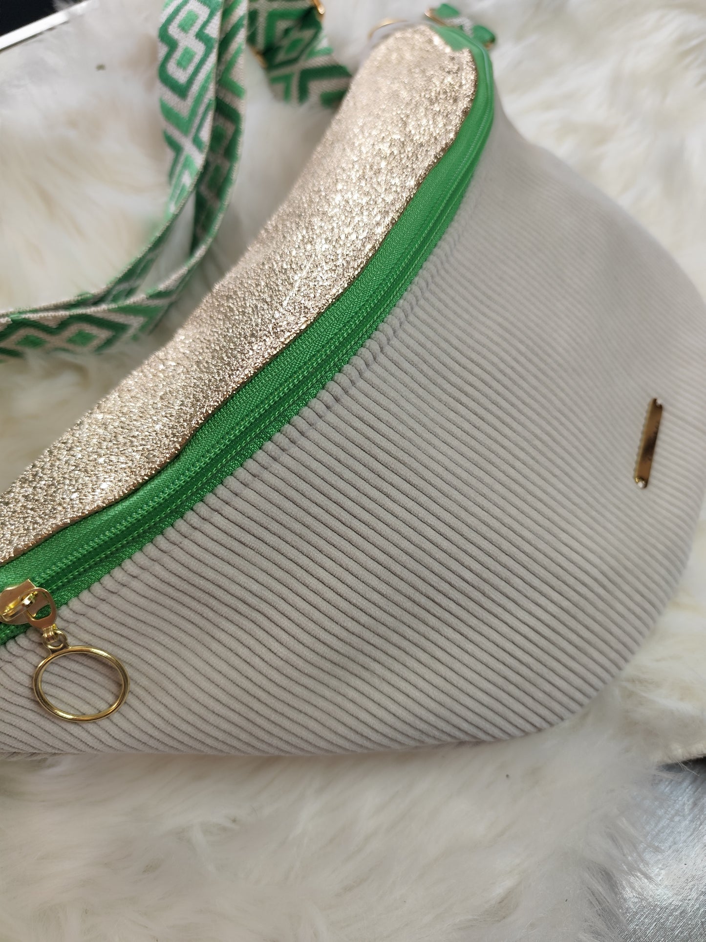 Sac banane velour côtelé crème capot cuir vegan doré détail vert