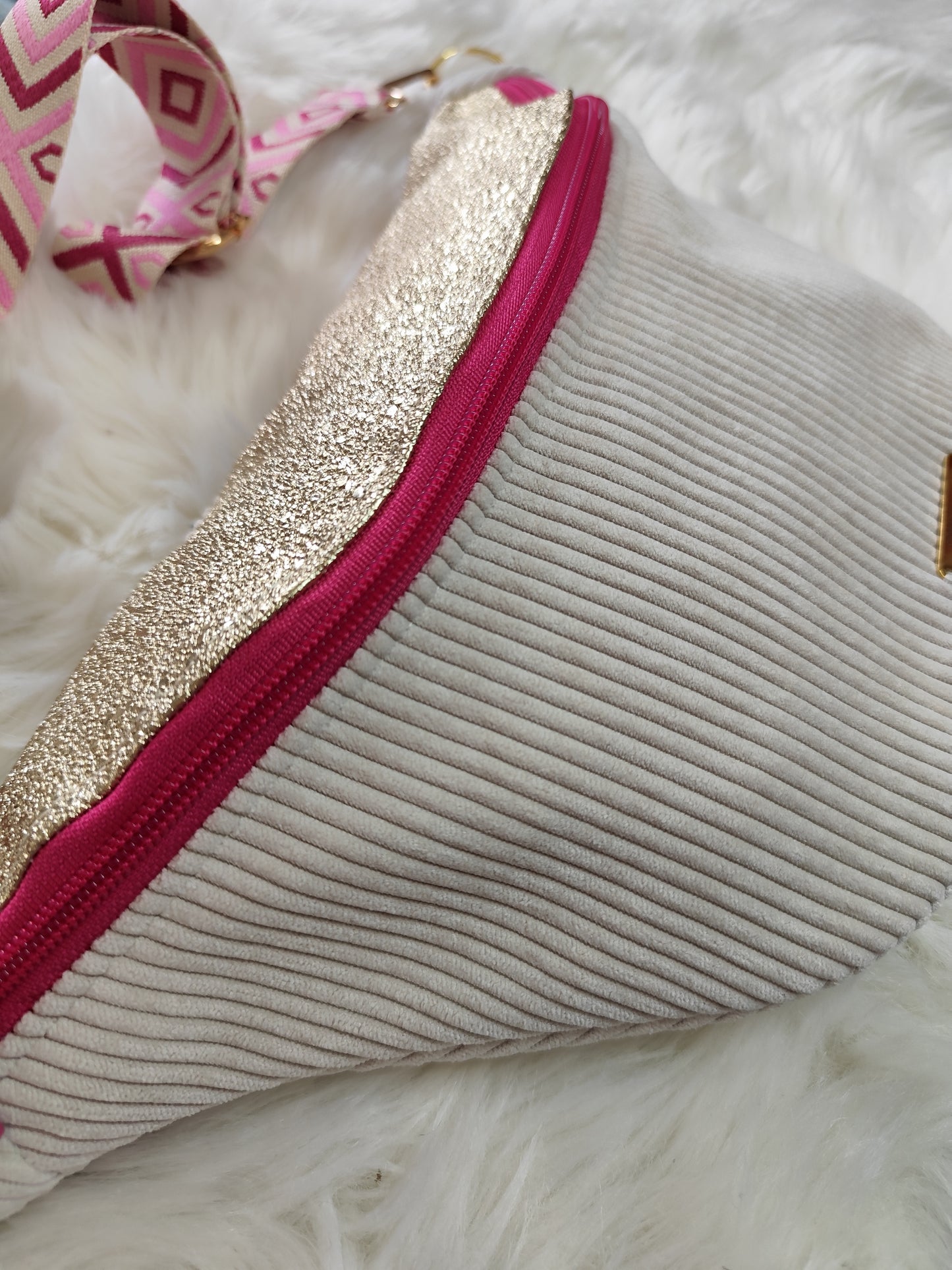 Sac banane velour côtelé crème capot cuir vegan doré détail rose fushia