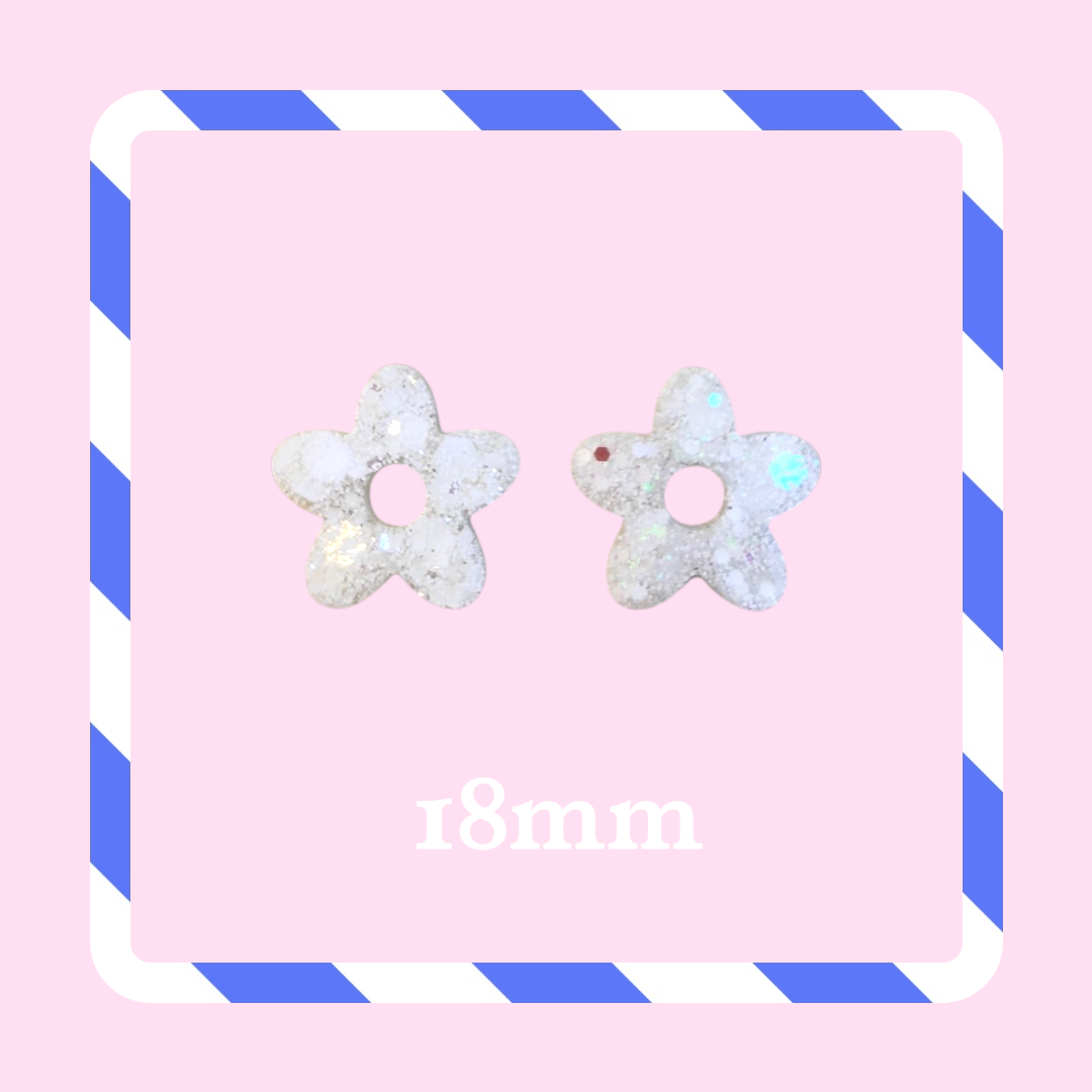 Charms petites fleurs paillettes blanc