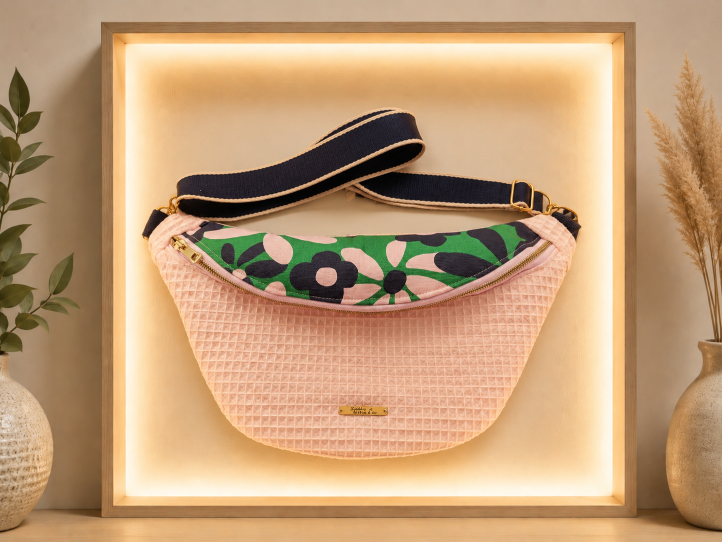 Sac banane nid d'abeilles rose clair capot motif fleuri vert bleu