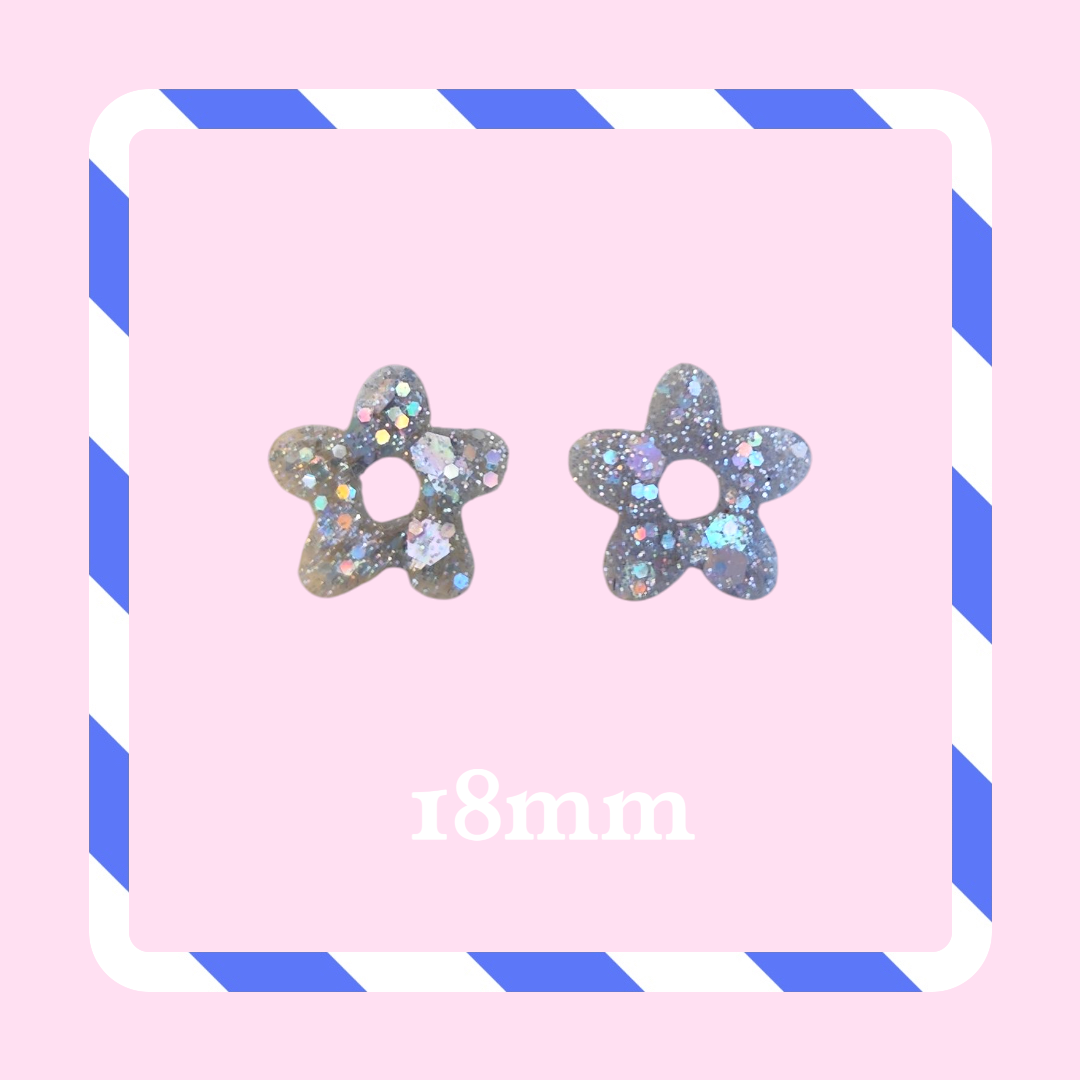 Charms petites fleurs paillettes argent clair