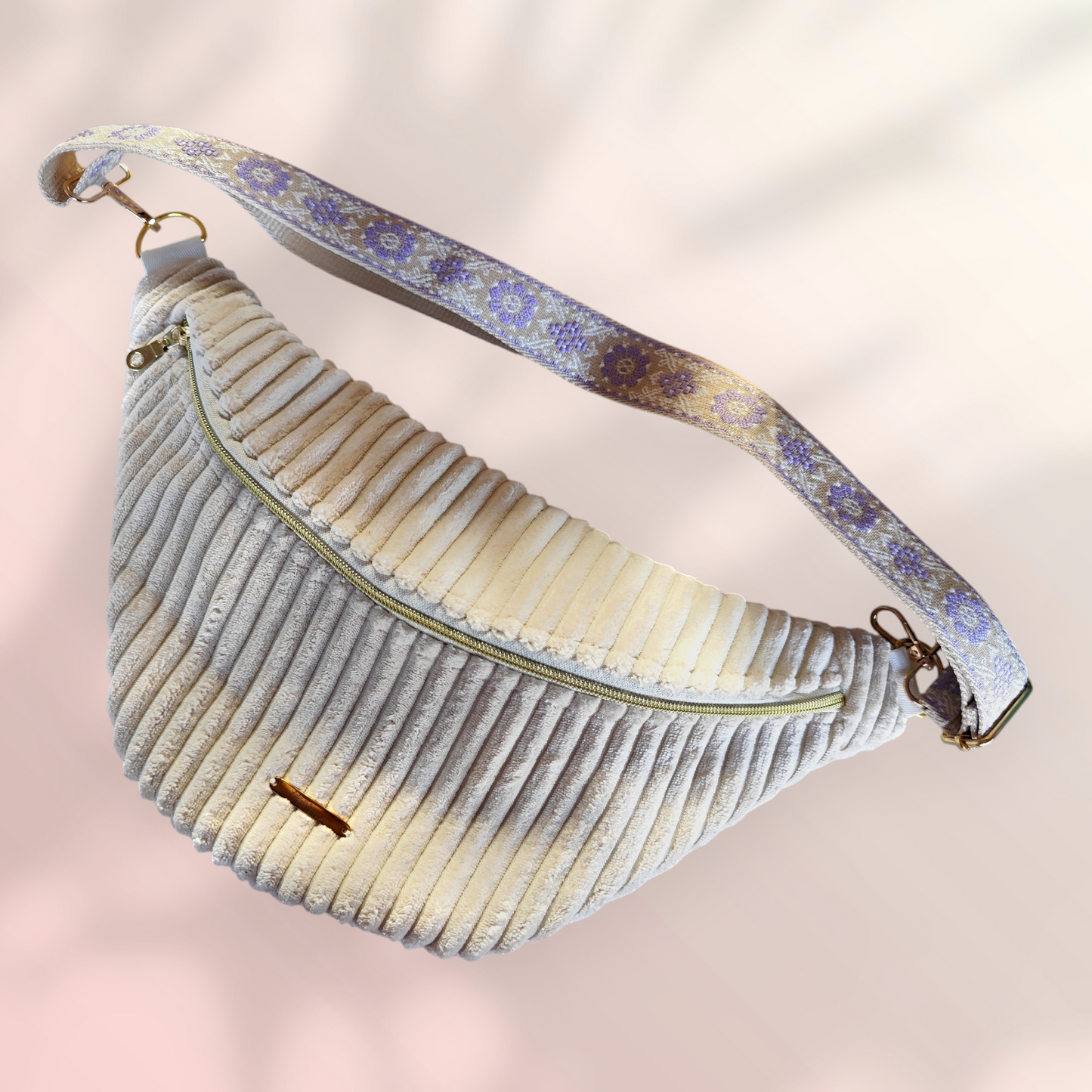 Sac banane velour grosse côte beige sangle parme